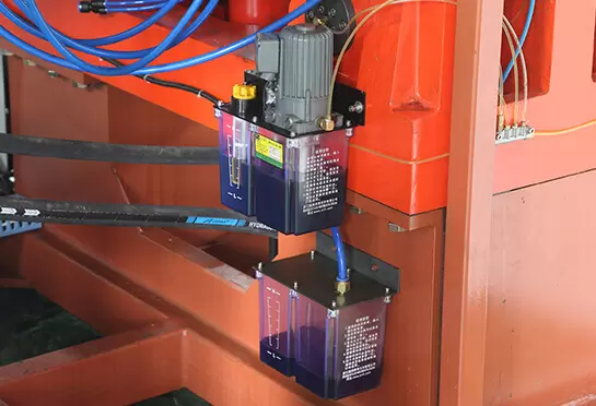 ปั๊มน้ำมันหล่อลื่นไฟฟ้าสามารถฉีดน้ำมันหล่อลื่นโดยอัตโนมัติอย่างสม่ำเสมอและเชิงปริมาณผ่านการควบคุมของคอมพิวเตอร์ภายใต้สภาวะการควบคุมแบบไร้คนขับซึ่งสามารถทำให้โรตารี่ได้