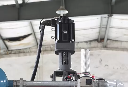 เซอร์โวมอเตอร์แบบยืดหดของ YASKAWA (ประเทศญี่ปุ่น) ควบคุมความเร็วของแม่พิมพ์บนและล่าง ซึ่งสามารถรักษาความแข็งแรงที่สม่ำเสมอเพื่อให้แน่ใจว่าความหนาด้านล่างของแต่ละถ้วยเท่ากัน และเซอร์