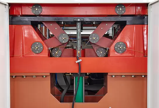 ชิ้นส่วนทั้งหมดขับเคลื่อนด้วยระบบไฮดรอลิกซึ่งมีความน่าเชื่อถือและมั่นคง การใช้ Proximity Switch ของ ROCKWELL (สหรัฐอเมริกา) ทำให้เกิดความแม่นยำในการวางตำแหน่งแม่พิมพ์ที่ยอดเยี่ยม