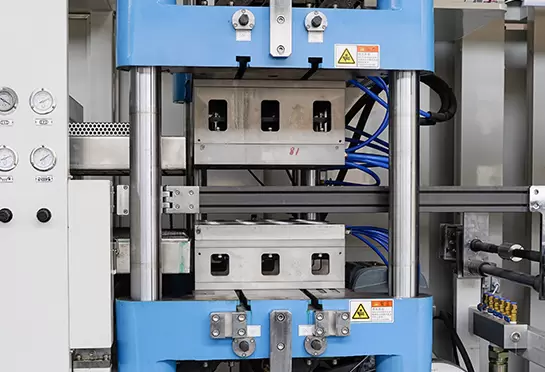 มีอุปกรณ์เปลี่ยนแม่พิมพ์อย่างรวดเร็วซึ่งช่วยลดระยะเวลาในการเปลี่ยนแม่พิมพ์ได้อย่างมาก