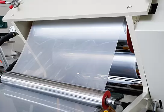 ส่วนลูกกลิ้งสามส่วนกดวัตถุดิบที่อัดขึ้นรูปโดยแม่พิมพ์เป็นรูปทรงแผ่นและหล่อเย็นเพื่อขึ้นรูป สามลูกกลิ้งเป็นลูกกลิ้งสามเฉียง โครงสร้างง่าย ใช้งานง่าย และบำรุงรักษา