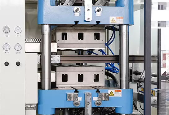 มีอุปกรณ์เปลี่ยนแม่พิมพ์อย่างรวดเร็วซึ่งช่วยลดระยะเวลาในการเปลี่ยนแม่พิมพ์ได้อย่างมาก