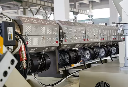 ส่วนทำความร้อนแบบแผ่น: วัสดุพลาสติกทำความร้อน อัดวัสดุไปยังตัวเปลี่ยนหน้าจอหลังจากการกรองด้วยความแข็งที่เหมาะสม ทนทานต่อการกัดกร่อนที่แข็งแกร่ง และอายุการใช้งานยาวนาน